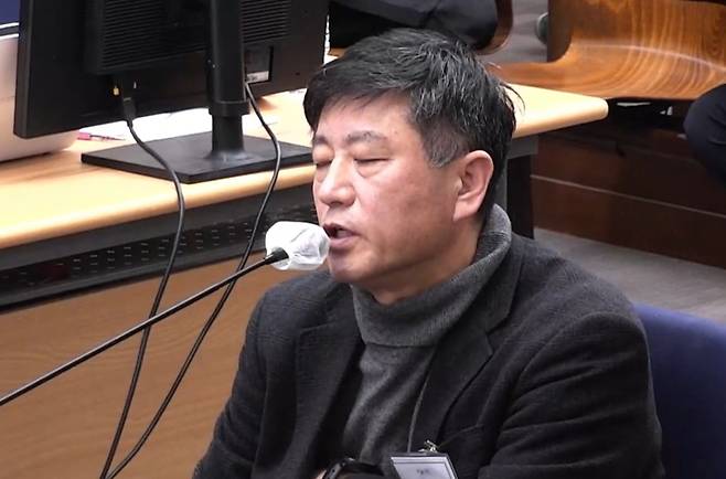 12·3 비상계엄을 모의했다는 의혹을 받는 노상원 전 국군정보사령관이 8일 서울중앙지법에서 열린 윤석열 전 대통령의 내란 우두머리, 직권남용 권리행사방해 혐의 사건 속행 공판에서 증인 신문에 답하고 있다. 2025.12.8 [서울중앙지방법원 제공. 재판매 및 DB 금지] [사진=연합뉴스]