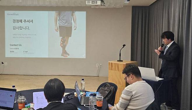 인체 모방 AI 기술이 적용된 사용자 적응형 스마트 로봇 의족을 소개하는 ‘하모니게이트’ / 출처=IT동아