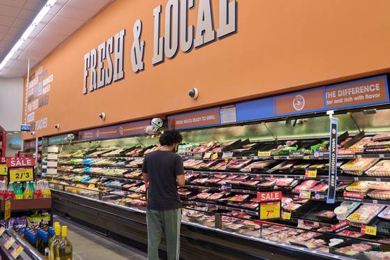 지난 9월 12일(현지시간) 캘리포니아주 로스앤젤레스의 한 식료품점에서 한 시민이 고기 판매대를 둘러보고 있다. EPA=연합뉴스