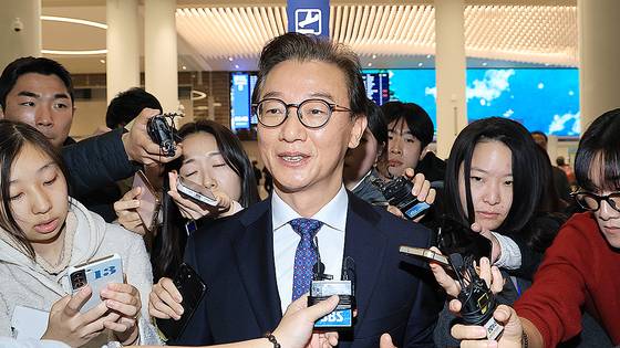 전재수 전 해양수산부 장관이 11일 '유엔해양총회' 유치 활동을 마치고 귀국해 취재진 질문을 받으며 이동하고 있다. 연합뉴스