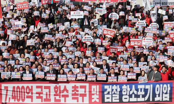 장동혁 국민의힘 대표와 의원, 당원들이 11월 12일 오전 서울 여의도 국회 본청 계단에서 대장동 일당 7400억 국고 환수 촉구 및 검찰 항소 포기 외압 규탄대회에서 구호를 외치고 있다. 뉴스1