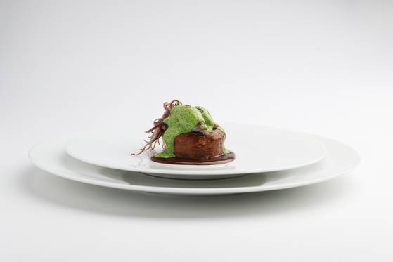 재료의 양과 모양, 소스가 부어지는 각도까지 동일하게 만들어지는 세잔의 요리들. [사진 세잔]