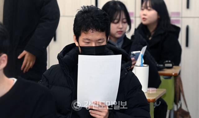 ▲ 2026학년도 대학수학능력시험 성적표가 배부된 지난 5일 강원사대부고에서 한 3학년 학생이 성적을 확인하고 있다. 방도겸 기자