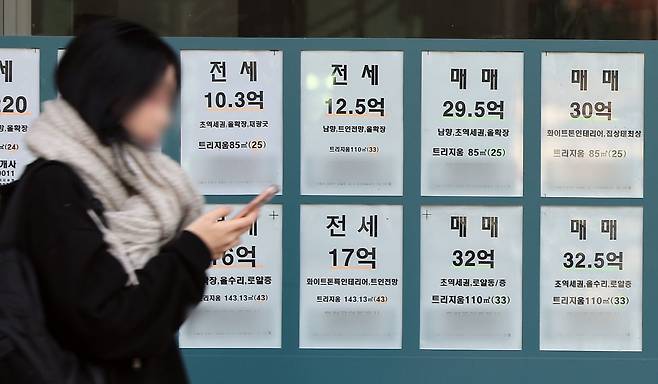 서울 송파구의 한 부동산에 인근 아파트 월세·전세·매매 매물 안내문이 붙어 있다. 사진=뉴스1