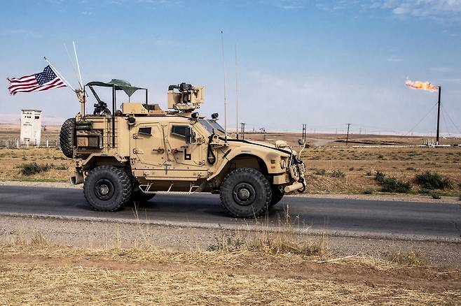 2019년 10월 28일(현지시간) 시리아 유전에서 순찰 중인 미군. AP연합뉴스