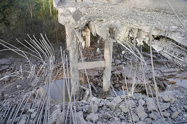 13일(현지시간) 태국군이 F-16 전투기 2대를 이용해 투하한 폭탄으로 캄보디아 푸르사트주의 한 교량이 파괴됐다. 캄보디아 관영 캄푸치아통신 제공·EPA연합뉴스