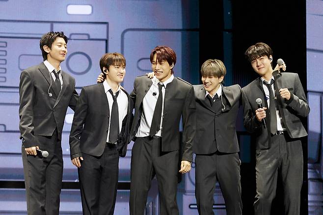 Exo interacts with fans during their year-end fan meeting "Exo'verse," held at Inspire Arena in Incheon, Sunday. (SM Entertainment)