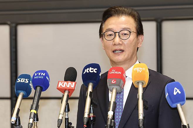 Chun Jae-soo, minister of oceans and fisheries, speaks to reporters after returning via Incheon International Airport on the morning of Dec. 11 to address allegations of illicit payments linked to the Unification Church. He resigned from his post later that day. [KIM KYUNG-ROK]