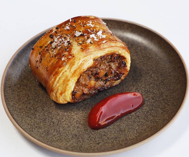 A sausage roll served at Neighbours in Yongsan District, central Seoul [PARK SANG-MOON]