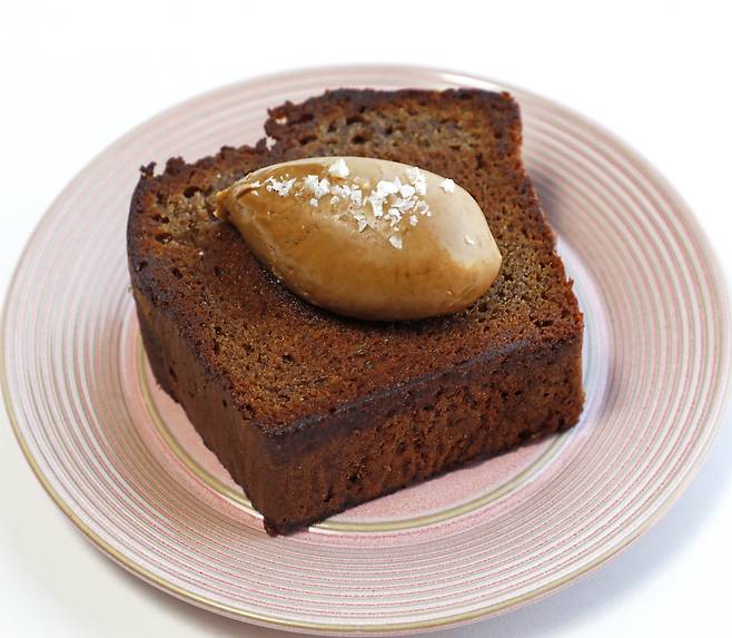 Banana bread served at Neighbours in Yongsan District, central Seoul [PARK SANG-MOON]