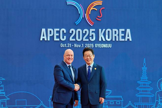 South Korea's President Lee Jae Myung, right, shakes hands with New Zealand's Prime Minister Christopher Luxon at the Hwabaek International Convention Center (HICO), a venue of the Asia-Pacific Economic Cooperation (APEC) Economic Leaders' Meeting, in Gyeongju, North Gyeongsang, on Oct. 31. [PRESIDENTIAL OFFICE]