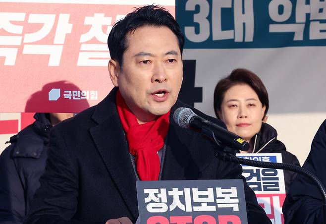 People Power Party leader Jang Dong-hyeok speaks during a leadership meeting in a protest tent in front of the National Assembly building in Yeouido, western Seoul on Dec. 15. [LIM HYUN-DONG]