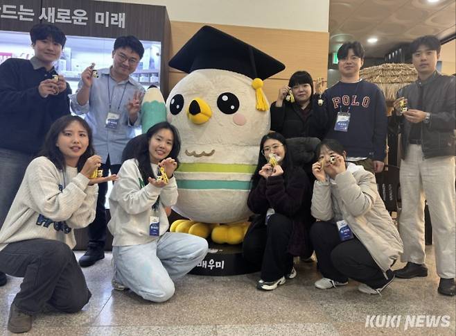 충남도 인재개발원은 신규 공무원 임용 과정 7기 교육생에게 기념품을 배포했다.