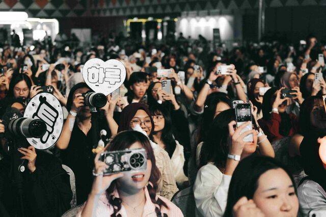 지난 12일 말레이시아 쿠알라룸푸르 선웨이 피라미드 컨벤션센터에서 열린 ‘2025 쿠알라룸푸르 한류박람회’ 한류콘서트장을 찾은 현지 관람객들이 공연을 보고 있다. 코트라 제공