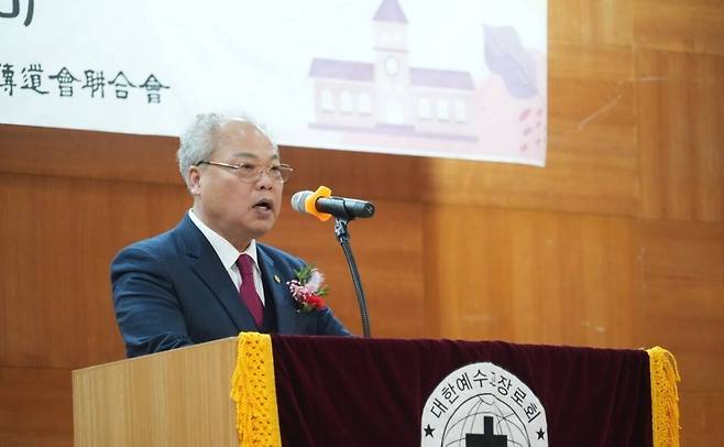 전국남전도회연합회 회장 조형국 장로(광주대성교회)가 개회예배에서 인사말을 전하며 전도와 선교 사명을 감당할 것을 당부하고 있다. 예장합동 전국남전도회연합회 제공