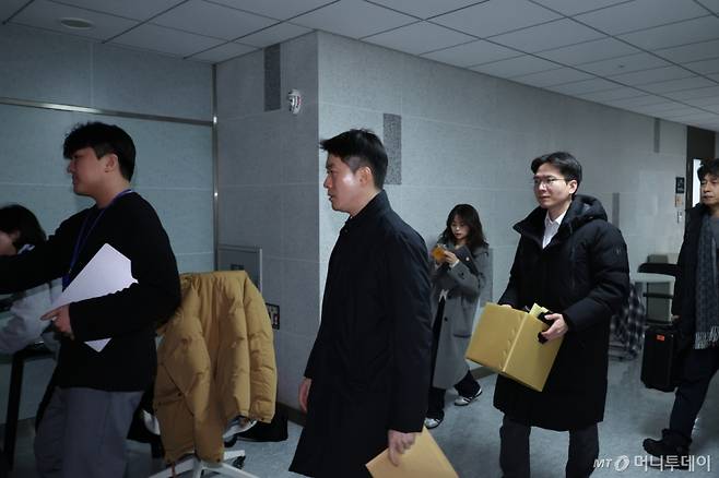 [서울=뉴시스] 김금보 기자 = 경찰이 15일 서울 여의도 국회 의원회관에서 통일교 금품 수수 의혹을 받는 전재수 더불어민주당 의원 사무실로 압수수색을 하기 위해 들어가고 있다. 2025.12.15. kgb@newsis.com /사진=김금보