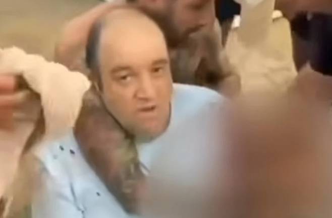 14일(현지시간) 호주 시드니 본다이 해변에서 발생한 총기 난사 사건에서 총격범을 제압해 화제된 '시민 영웅' 아흐메드 알 아흐메드 /사진=X