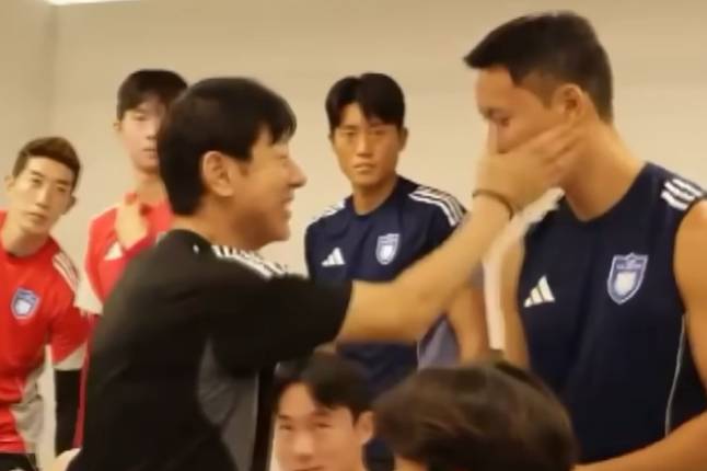 신태용 전 울산HD 감독이 수비수 정승현의 뺨을 때리는 영상이 공개됐다. 사진은 신 전 감독이 정승현 뺨을 치는 모습. /사진=JTBC 유튜브 캡처