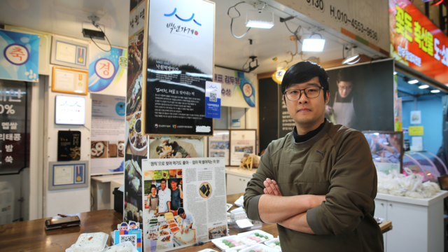 백년가게로 지정된 ‘낙원떡방앗간’ 김두용 대표가 팔짱을 낀 채 포즈를 취하고 있다.