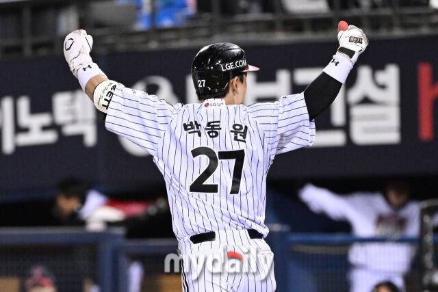 27일 서울 잠실야구장에서 열린 2025 신한 SOL 뱅크 KBO 한국시리즈 2차전' 한화 이글스와 LG 트윈스 경기. LG 박동원이 3회말 2사 1루에 투런포를 친 후 기뻐하고 있다./마이데일리