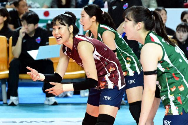임명옥이 동료들에게 파이팅을 외치고 있다. / 한국배구연맹 (KOVO)