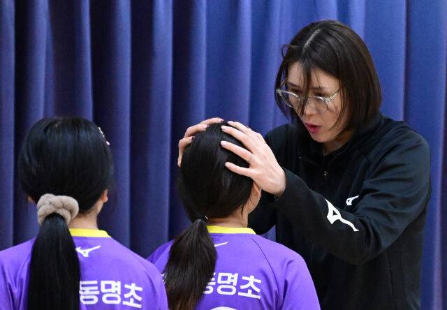정대영 감독이 울먹이는 선수를 위로하고 있다 / 한국배구연맹(KOVO)