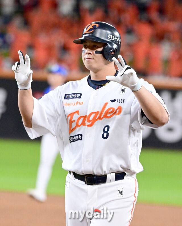 2025년 10월 24일 오후 대전한화생명볼파크에서 열린 '2025 신한 SOL BANK KBO 포스트 시즌' 삼성 라이온즈와 한화 이글스의 플레이오프(PO) 5차전 경기. 한화 노시환이 3회말 1사 2루서 안타를 친 뒤 기뻐하고 있다/마이데일리