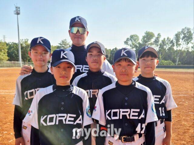 대한유소년야구연맹 20기 대표팀 도봉구유소년야구단 소속 선수들과 김종진 감독./가오슝(대만)=노찬혁 기자