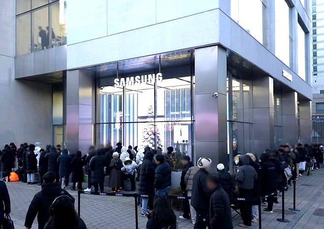 삼성전자의 두 번 접는 형태의 폴더블 스마트폰 ‘갤럭시 Z 트라이폴드’ 국내 판매가 시작된 12일 서울 강남구 삼성 강남에서 시민들이 구매를 위해 줄을 서서 대기하고 있다.  [삼성전자 제공]