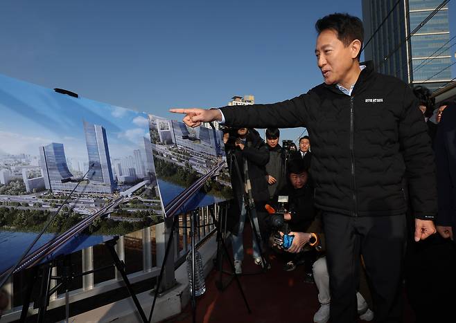 오세훈 서울시장이 15일 서울 광진구 동서울터미널 앞에서 동서울터미널 현대화 사업에 대한 설명을 들으며 향후 추진 일정과 계획 등에 대해 이야기하고 있다. [연합]