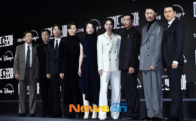 왼쪽부터 박용우, 노재원, 강길우, 정성일, 원지안, 서은수, 우도환, 정우성, 현빈