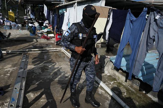 [프라이하네스=AP/뉴시스]  과테말라 대통령이 최근 서부지역 도시에서 군초소와 경찰서가 공격당해 5명이 죽은 뒤 14일 국가비상사태를 선언했다.  사진은 11월 17일 무장 경찰이 마라 살바트루차(MS-13) 갱단원들이 수감 중인 교도소를 급습해 무기와 마약을 수색하는 장면. 2025.12.15.