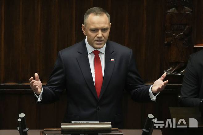 [바르샤바=AP/뉴시스] 카롤 나브로츠키 폴란드 신임 대통령이 지난 8월 6일(현지 시간) 바르샤바 의회에서 취임 선서를 마친 후 연설하고 있다. 2025.12.15.