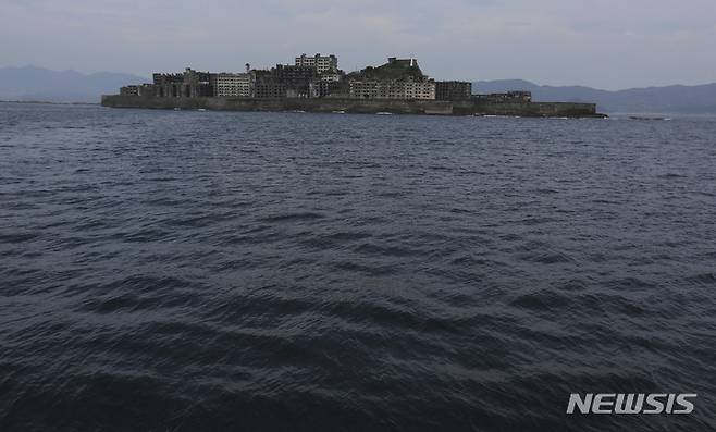 [나가사키=AP/뉴시스]일명 군함도로 불리는 일본 남부 나가사키현에 위치한 하시마(端島). 2022.12.02.