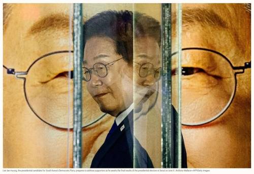 이재명 대통령이 등장하는 타임지 선정 100대 사진 이재명 더불어민주당 대선 후보가 6월 4일 서울에서 대선 최종 결과 발표를 기다리며 지지자들에게 연설할 준비를 하고 있다. [미국 타임지 홈페이지 캡처. 재판매 및 DB금지]