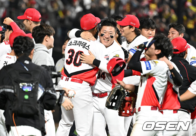 2024 우승직후 선수들과 포옹하는 KIA 최형우./OSEN DB