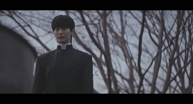 변우석 신부의 활약이 기대된다. 유튜브 채널 '돌고래유괴단' 영상 캡처