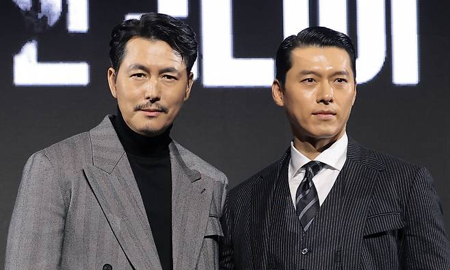 배우 정우성(왼쪽)과 현빈이 15일 서울 강남구 그랜드 인터컨티넨탈 파르나스에서 진행된 디즈니+ 오리지널 시리즈 ‘메이드 인 코리아’ 제작발표회에서 포즈를 취하고 있다. 뉴스1