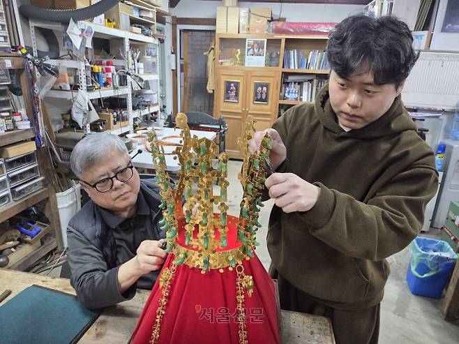 김 대표가 아들 준연씨와 함께 신라 천마총 금관 모형을 제작하는 모습.