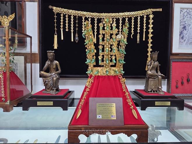 삼선방에 전시 중인 신라 천마총 금관 모형. 뒤는 김 대표가 직접 작업한 금동미륵보살반가사유상과 금관총 금제 허리띠 모형.