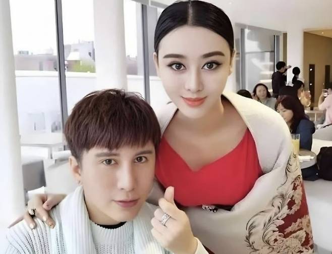 중국에서 유명 여배우 판빙빙을 닮기 위해 무려 800만 위안(약 16억 6000만원)에 달하는 성형수술을 받은 여성의 사연이 전해졌다. 허청시(오른쪽)와 위샤오취안. 바이두 캡처