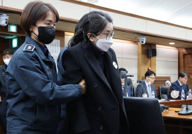 도이치모터스 주가조작과 명태균 공천개입, 통일교 청탁·뇌물 수수 의혹 혐의 등으로 구속기소 된 김건희 여사가 3일 서울 서초구 서울중앙지방법원에서 열린 자본시장법 위반 혐의 결심 공판에 출석하고 있다. 사진공동취재