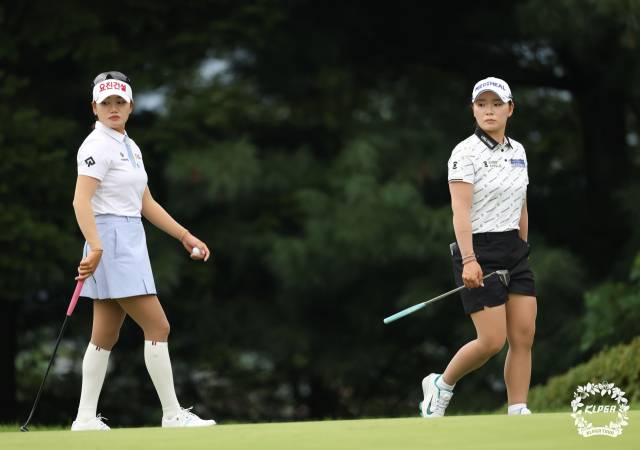 그린 경사를 파악하고 있는 노승희(왼쪽)와 이다연. 사진 제공=KLPGA