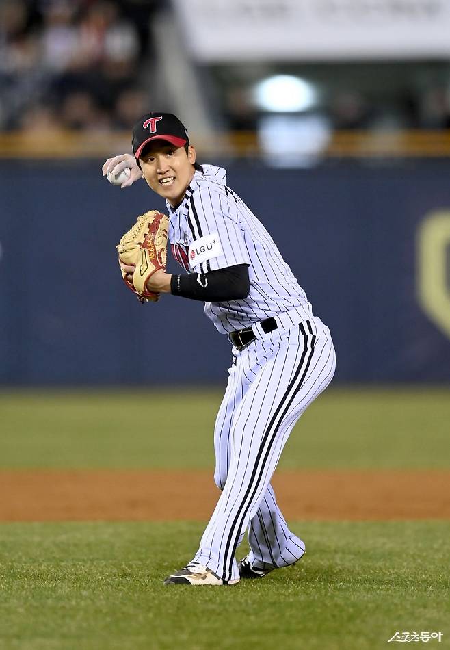 구본혁은 우승팀 LG의 견고한 내야 전력을 파고들어 기어코 자신의 가치를 인정받았다. 구본혁의 성장으로 내야 전력을 한 단계 더 끌어 올린 LG가 내년엔 외야 전력의 ‘레벨 업’을 기다리고 있다. 스포츠동아DB