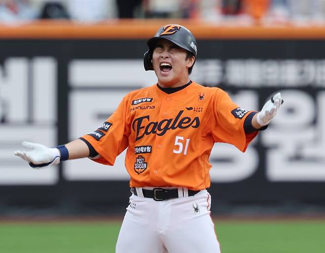 문현빈은 올해 한화 야수진 가운데 고과 1위가 확실시 되는 자원이다. 맹활약을 바탕으로 프로 데뷔 후 첫 억대 연봉 진입을 앞두고 있다. 뉴시스