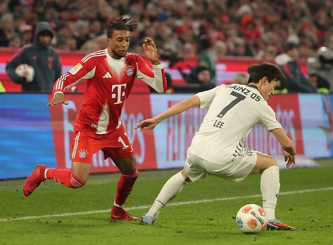 마인츠 이재성(오른쪽)이 15일(한국시간) 바이에른 뮌헨과 원정경기 도중 마이클 올리세의 돌파를 막아서고 있다. 뮌헨(독일)|AP뉴시스