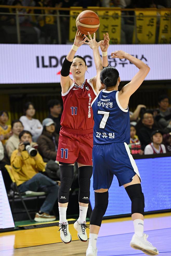 KB스타즈 강이슬(왼쪽)이 15일 청주체육관에서 열린 삼성생명전에서 강유림의 수비를 뚫고 슛을 시도하고 있다. 사진제공｜WKBL