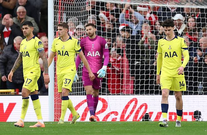 토트넘 선수들이 14일 영국 노팅엄의 시티 그라운드에서 열린 노팅엄과의 2025~2026 잉글랜드 프리미어리그 원정 경기에서 선제골을 내준 뒤 허탈해하고 있다.     노팅엄 | 로이터연합뉴스