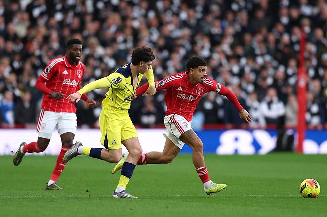 상대 선수와 공을 다투는 아치 그레이(가운데).  게티이미지코리아