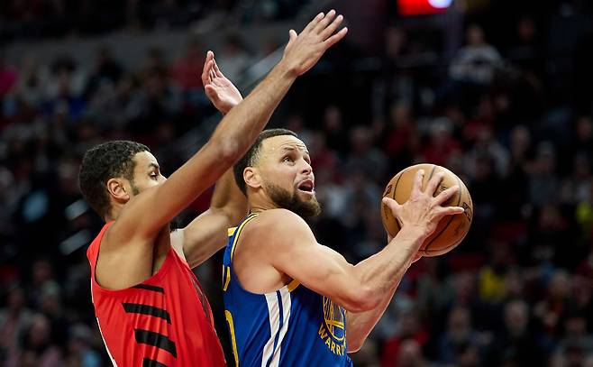 스테픈 커리(오른쪽)가 15일 미국 오리건주 포틀랜드의 모다 센터에서 열린 포틀랜드 트레일 블레이저스와의 2025~2026 미국프로농구 정규리그 원정 경기에서 슛하고 있다.  포틀랜드 | AP연합뉴스